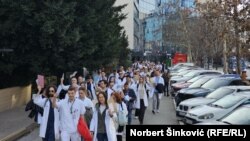 Beli mantili u protestnoj šetnji podrške studentima u Novom Sadu, 29. januar 2025. 