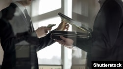 Fără verificări contabile, fondurile operative ale serviciilor secrete sunt lăsate la discreția șefilor de departamente