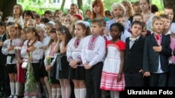 У день останнього дзвоника в одній із київських шкіл (ілюстраційне фото)