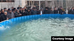 Özbegistanyň Hojakurgança obasynda emeli howuzlaryň surata düşürilmeginiň ertesi ondaky balyklar ýitdi.