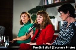 Ганна Ситар (посередині) разом із сім'єю рятувалась від війни двічі: у 2014 і 2022 роках