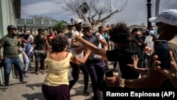 Сблъсък между полиция и протестиращи на 11 юли в Хавана.