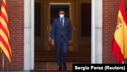 Министър-председателят на Испания Педро Санчес пристига на първата си среща с новия регионален представител на Каталуня - Пере Арагонес. Тогава те се уговарят да подновят преговорите за кризата в Каталуня. Мадрид, Испания, 29 юни 2021. 