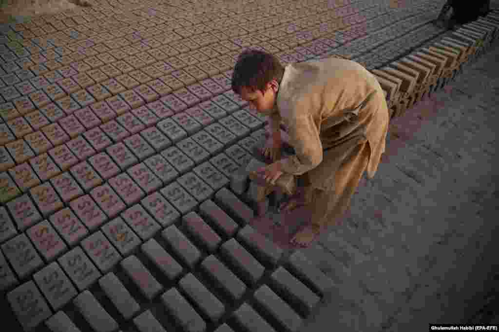 Një djalë afgan teksa punon në një furrë të tullave në provincën Nangarhar.