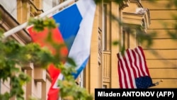 Flamuri rus shihet teksa valëvitet pranë ndërtesës së ambasadës së SHBA-së në Moskë, ku qëndron i vendosur edhe flamuri amerikan. Foto nga arkivi.