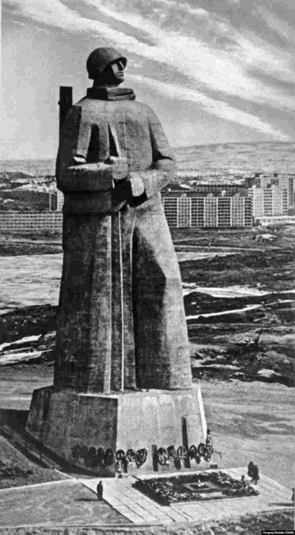 Monumentul celui de-al doilea război mondial de la Murmansk, fotografiat de Khaldei mai tîrziu în cariera sa. A fost angajat de ziarul propagandei sovietice &bdquo;Pravda&rdquo;, dar avea să fie concediat din nou în 1976. Și-a sfîrșit zilele într-un mic apartament dintr-o suburbie a Moscovei. A murit în 1997.&nbsp;