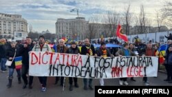 „Dictatura a fost instaurată întotdeauna prin lege”, spun suporterii lui Călin Georgescu din 10 ianuarie la București. Afirmația este falsă, inclusiv în privința instaurării regimului comunist în România, prin presiunea tancurilor sovietice.