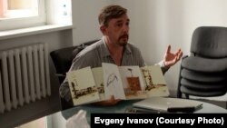 Завершится форум арт-перформансом израильского художника Максима Эпштейна (на фото) и мастер-классом «Зин интенсив» от Саши Маршани