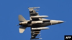 Un avion american F16 decolează de la baza aviatică Aviano, 21 martie 2011