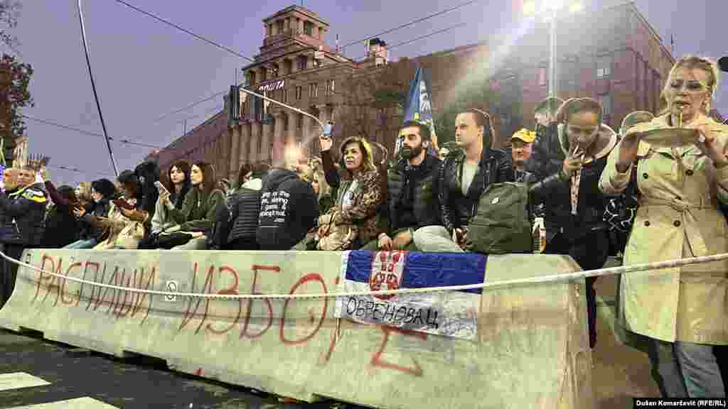 Građani koji su ispred parlamenta pružali podršku Dijani Hrki istakli su parolu za raspisivanjem vanrednih izbora. 