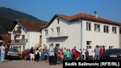 Djeca i roditelji ispred Edukativnog centra u Novoj Kasabi