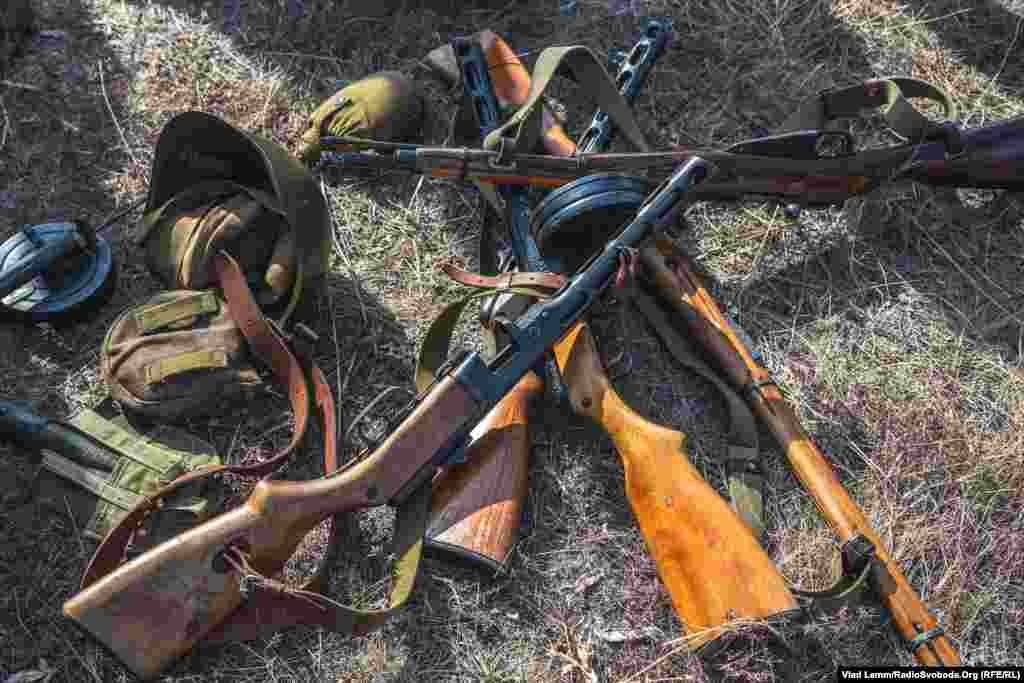 Складена зброя радянських солдатів після закінчення битви
