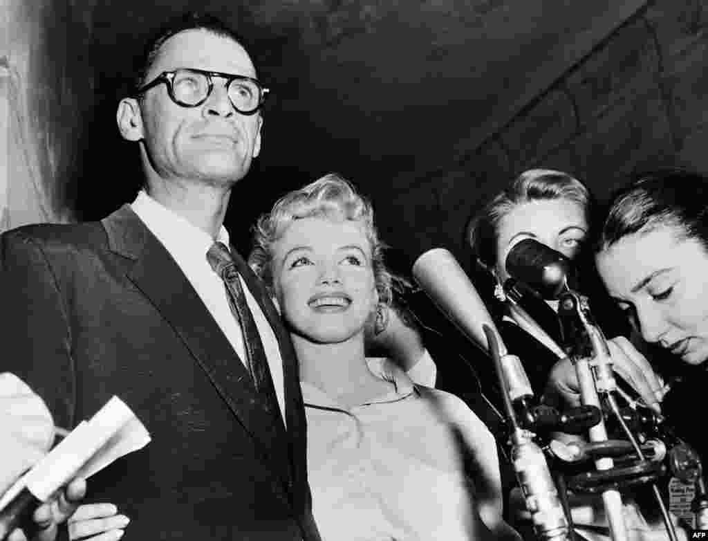 Martesa e tret&euml; dhe e fundit e Monros&euml; ishte me dramaturgun Artur Miller (majtas). Ata u martuan n&euml; vitin 1956 dhe u shkuror&euml;zuan n&euml; vitin 1961. 