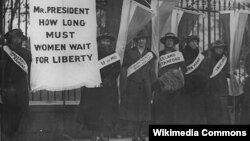 Суфражистки выступали против экономической и политической дискриминации женщин. Эта фотография сделана во время пикета перед Белым домом в 1917 году