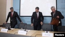 Michael Spindelegger, Hashim Thaci i Pieter Feith, na konferenciji za novinare nakon odluke Međunarodne upravljačke grupe u Beču