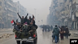 Алепподо өкмөттүк күчтөр жеңишин майрамдап жатышат.