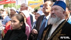 Люди собрались на акции в поддержку государственного языка. Алматы, 21 сентября 2008 года.  