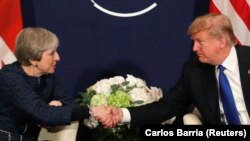 Președintele Donald Trump cu premierul britanic Theresa May la Davos