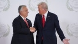ABŞ-nyň prezidenti Donald Tramp (sagda) we Wengriýanyň premýer-ministri Wiktor Orban. 13-nji oktýabr, Müsür.