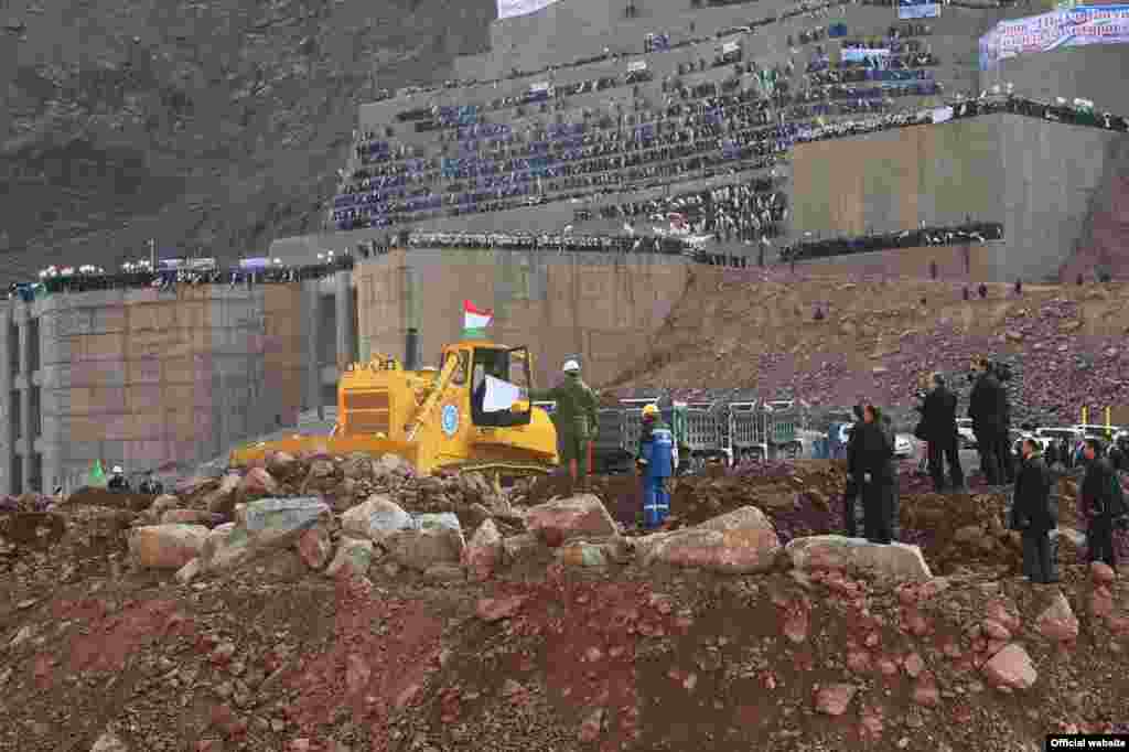Tajikistan -- The Rogun dam under construction on the Vakhsh river in Rogun, 29Oct2016