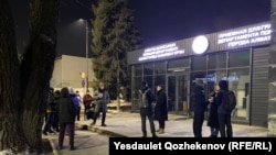 Сторонники активиста и автора сатирического паблика Qaznews24 Темирлана Енсебека у здания полиции, где проходил суд об избрании меры пресечения. Алматы, 18 января 2025 г.