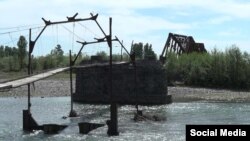 Разрушенный пешеходный мост