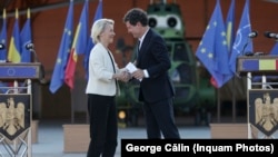 Ursula von der Leyen, preşedinta Comisiei Europene, și președintele român Nicușor Dan, la baza militară Mihail Kogalniceanu, Constanța, 1 septembrie 2025.