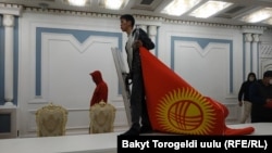 Протестующий в здании Жогорку Кенеша. 6 октября 2020 года. 