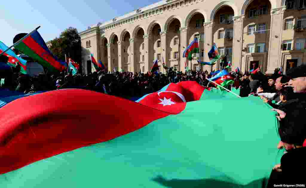 Helyiek ünneplik a békekötést az azeri Gandzsában november 10-én.&nbsp; &nbsp;