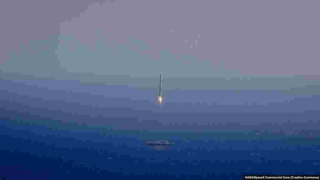 Ракетата &bdquo;Crew Dragon&ldquo; достигнува орбита на 27 мај, засилувачот на &bdquo;Falcon&ldquo; (прикажан овде во моментите пред да се сруши во 2015 година) ќе се расипе, ќе се сврти наоколу, па ќе падне во Атлантскиот Океан.