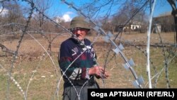 Что делать с фактом присвоения сельхозугодий, грузинские власти, судя по всему, не знают. Остается лишь помочь местным жителям собрать оставшийся урожай