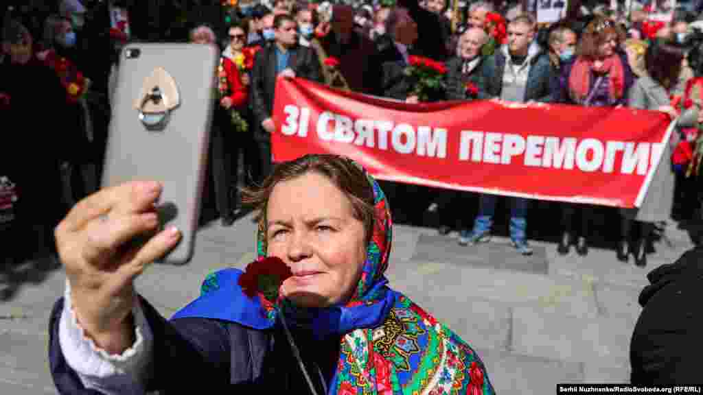 Червоних стягів було чимало &ndash; хоч на них не було жодного зображення, й законом начебто не забороняється, але чи не викликає це певні асоціації?