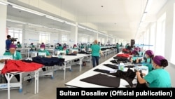 Сыртка экспорттолгон товардын сап башында Кыргызстанда тигилген кийим-кечелер турат. Иллюстрациялык сүрөт.