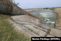 Apa este pompată electric din Dunăre, iar apoi este transportată prin conducte până într-un canal de irigații de unde fermierii trebuie să realizeze instalații proprii pentru a beneficia de apă pentru culturi