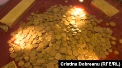 Cele patru lingouri și colecția de monede cântăresc 53 de kilograme și valorează 2 milioane de euro 