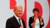 Lideri i Partisë Social-Demokrate, Olaf Scholz, shihet duke reaguar pas rezultateve të para të zgjedhjeve të 26 shtatorit.
