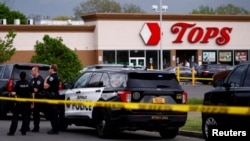 Policia pranë dyqanit ku ndodhi sulmi në Shtetet e Bashkuara. 