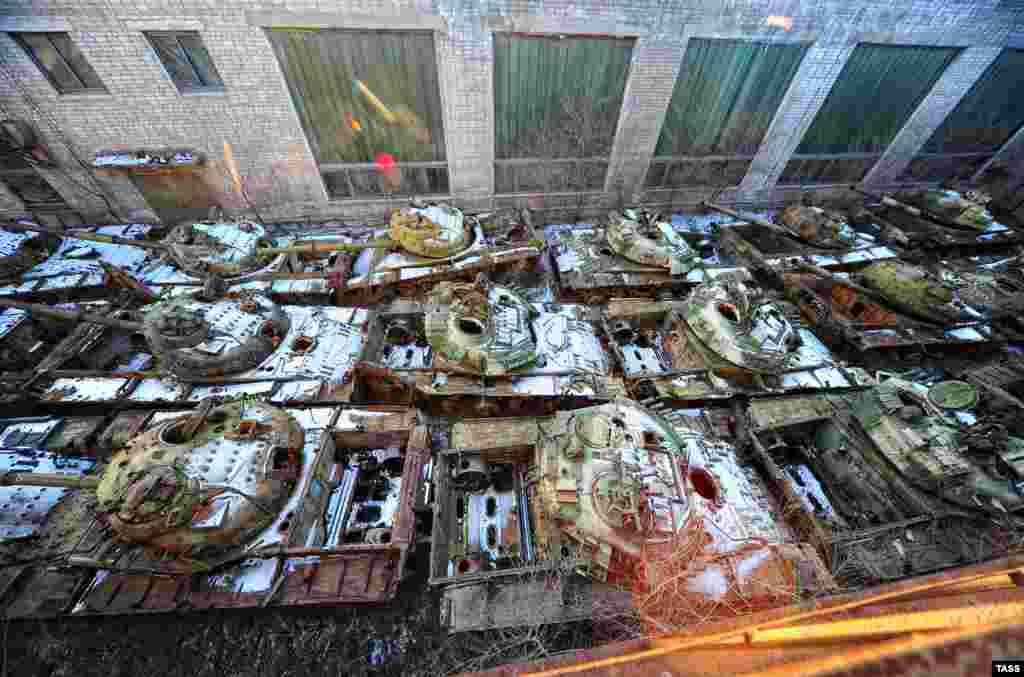 Бронетанковий ремонтний завод №206 у Примор&#39;ї пустує вже пів десятиліття. На території підприємства довгий час була величезна кількість розібраної техніки, були розкидані іржаві деталі і частини від танків &ndash; башти і гусениці. Зараз більшість із них місцеві жителі вже розтягли на переробку