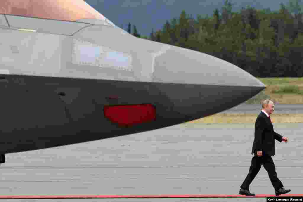 Президент Росії Володимир Путін йде назустріч президенту США Дональду Трампу на військовому аеродромі «Елмендорф-Річардсон» на Алясці, де вони зустрічаються, щоб обговорити припинення війни в Україні, 15 серпня 2025 року