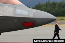 Очільник Росії Володимир Путін йде назустріч президенту США Дональду Трампу на військовому аеродромі «Елмендорф-Річардсон» на Алясці, де вони зустрічаються, щоб обговорити припинення війни в Україні, 15 серпня 2025 року