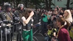 Російській тінейджерці, яка читала Конституцію для ОМОНівців, загрожує в’язниця – відео