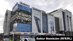 "Айчүрөк" соода борборунун алды. Бишкек. 9-август, 2021-жыл.