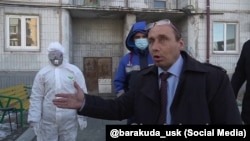 A fiktív usszurijszki képviselő, Vitalij Nalivkin megformálója és kollégái bajba kerültek a hatóságok és a kormánypárt parodizálása miatt