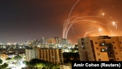 Система ПРО «Железный купол» перехватывает ракеты, выпущенные из сектора Газа по Израилю