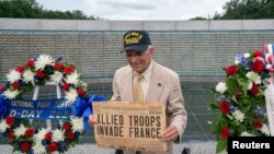 Doar în jur de 200 de veterani încă se mai pot strânge să comemoreze invazia Normandiei din 1944. 