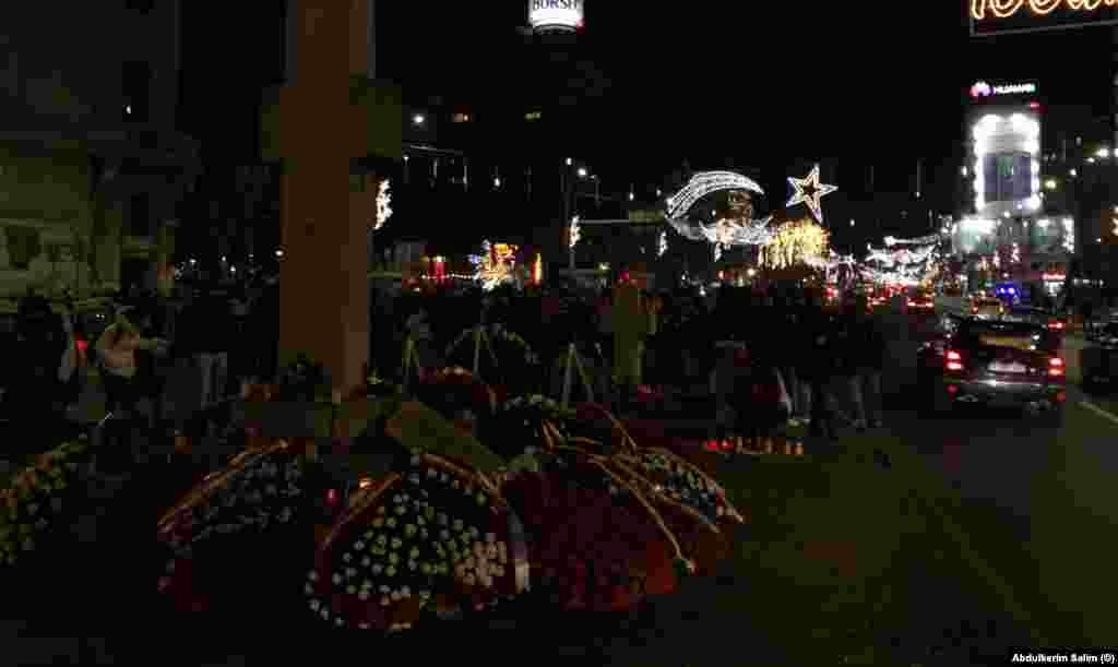 La Piața Universității s-au aprins candele în memoria eroilor