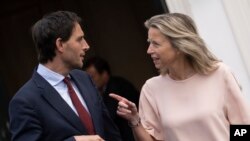 Нидерланиянын коргоо министри Кайса Оллонгрен (оңдо) НАТОнун штаб-квартирасында. Брюссел.