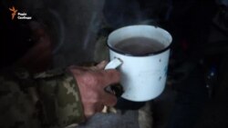 Військові та селяни співпрацюють, щоб вижити взимку (відео)