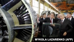 Viktor Juscsenko, Ukrajna akkori elnöke a Motor-Sichnél, Ukrajna déli részén, Zaporizzsjában, 2006. február 1-jén