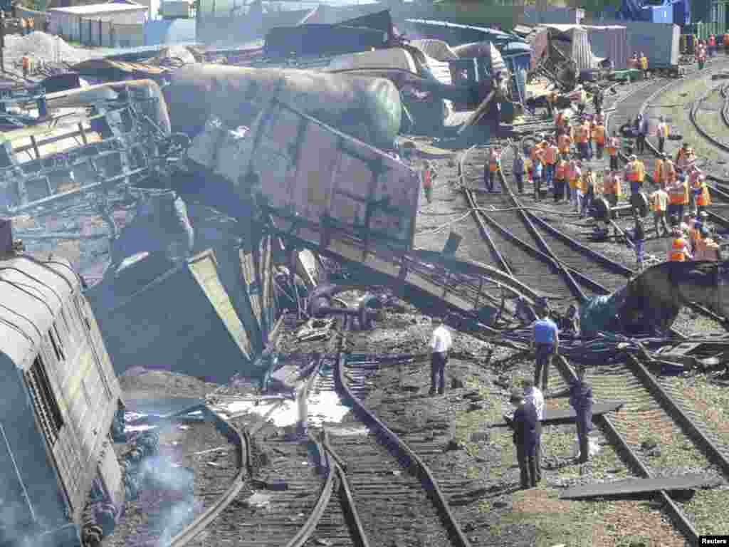 Росія &ndash; Співробітники МНС працюють на місці аварії потяга з хімікатами на станції Біла Калитва, 9 травня 2013 року